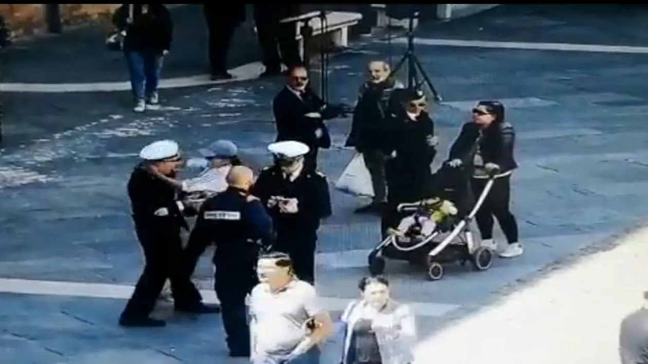 Imagini terifiante! O româncă înjunghie un ofițer italian cu un cuțit, în plină stradă + Mesajul uluitor al femeii pe Facebook VIDEO