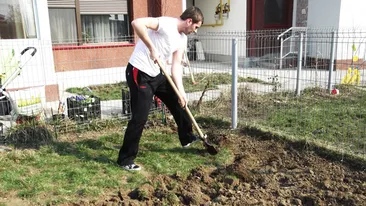 Dan Cruceru a trecut la lopata! Uite cum munceste in gradina!