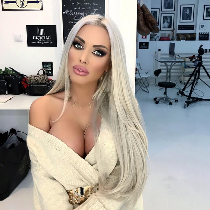 Râzi cu lacrimi! Cum s-a îmbrăcat Loredana Chivu în prima zi de Paște. E jumătate îmbrăcată, jumătate dezbrăcată!