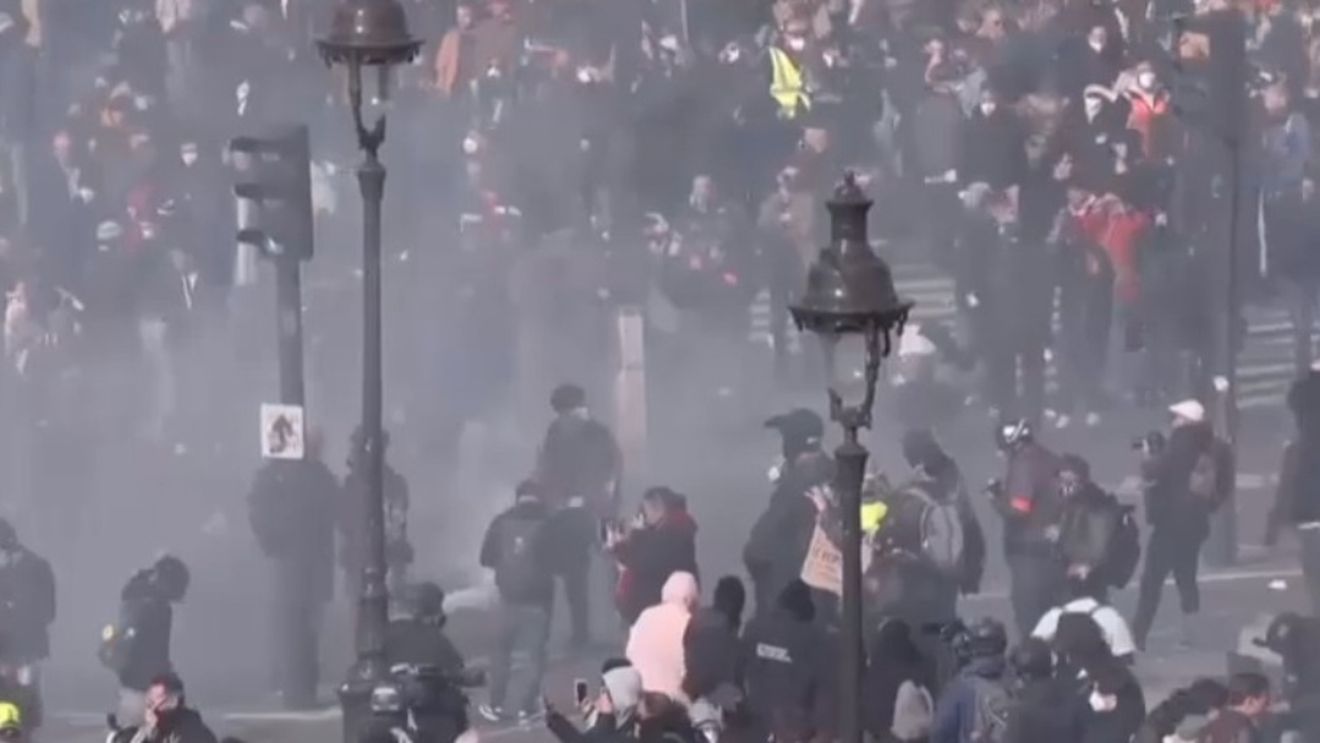 Magazinul central Louis Vuitton din Paris, atacat de protestatari. „Să le luăm banii miliardarilor!”