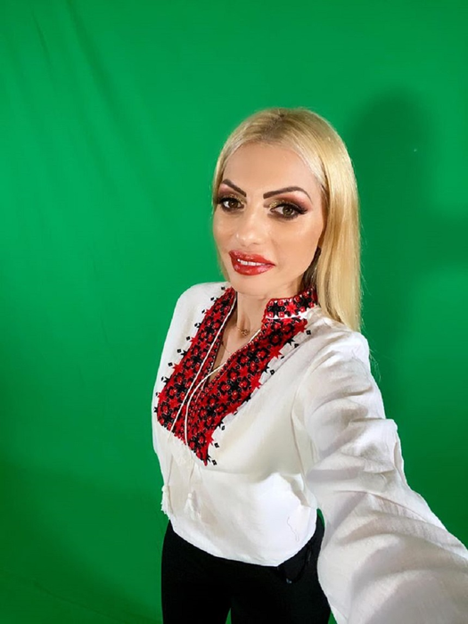 Nicoleta Guță a intrat în rândul divelor! Și-a pus acid în buze, a slăbit și este de nerecunoscut