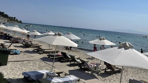 Suma uriașă pe care Mihaela din Buftea a plătit-o pentru două șezlonguri, pe o plajă din Grecia. "Atât dau eu pe toată cazarea"