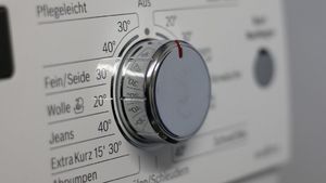 Dacă și tu spălai rufele la 40 de grade, ar trebui să încetezi să mai faci asta. Iată care este, de fapt, temperatura optimă și cu cât este redusă factura de curent