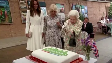 Imagini virale. Regina Elisabeta a II-a a tăiat un tort cu sabia. Cei din jur s-au amuzat copios