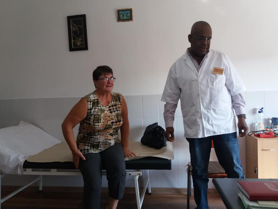 Medicul Hisham Tageldin Mohamed Osman și una dintre pacientele sale