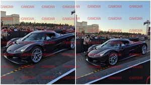 Bolidul care a atras privirile la București! Imagini cu mașina de 5 milioane de $ care a defilat în Piața Constituției