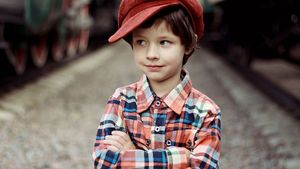 Un băiețel de 8 ani a scris o compunere care i-a lăsat mască pe părinți: „Tatăl meu a salvat-o de la moarte pe mama. Ea era cu picioarele în aer și el peste ea!”