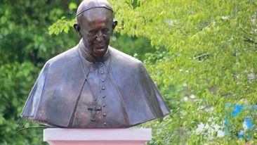 AMPT despre pubelele amplasate lângă bustul lui Papa Francisc: „A fost o simplă eroare umană”