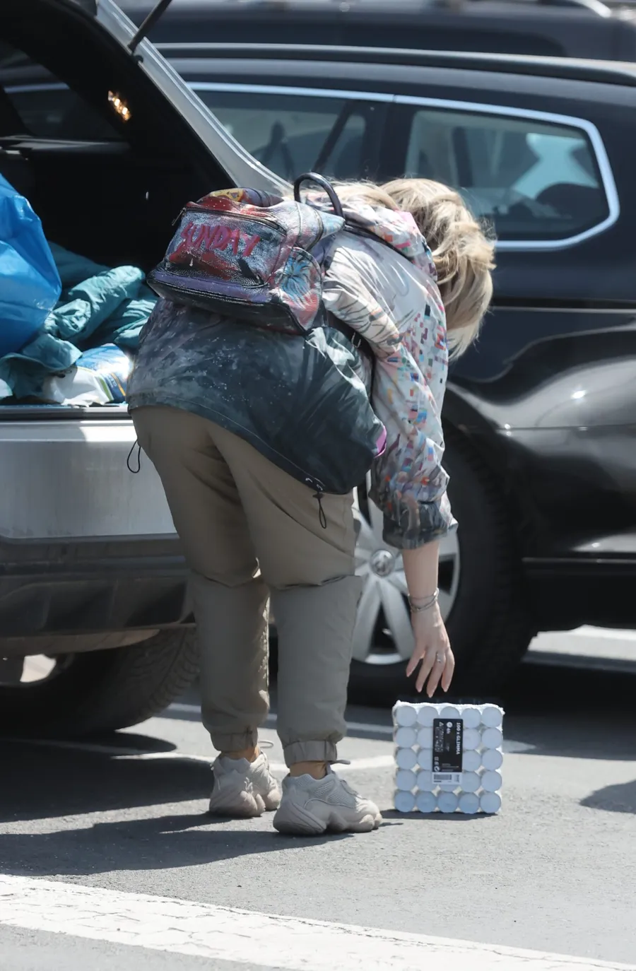 Gina Pistol se apleacă după lumânările care au evadat (Foto: CANCAN.RO)