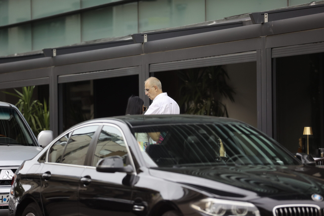 Roland și iubita vor lua prânzul la restaurant (Foto: CANCAN.RO)