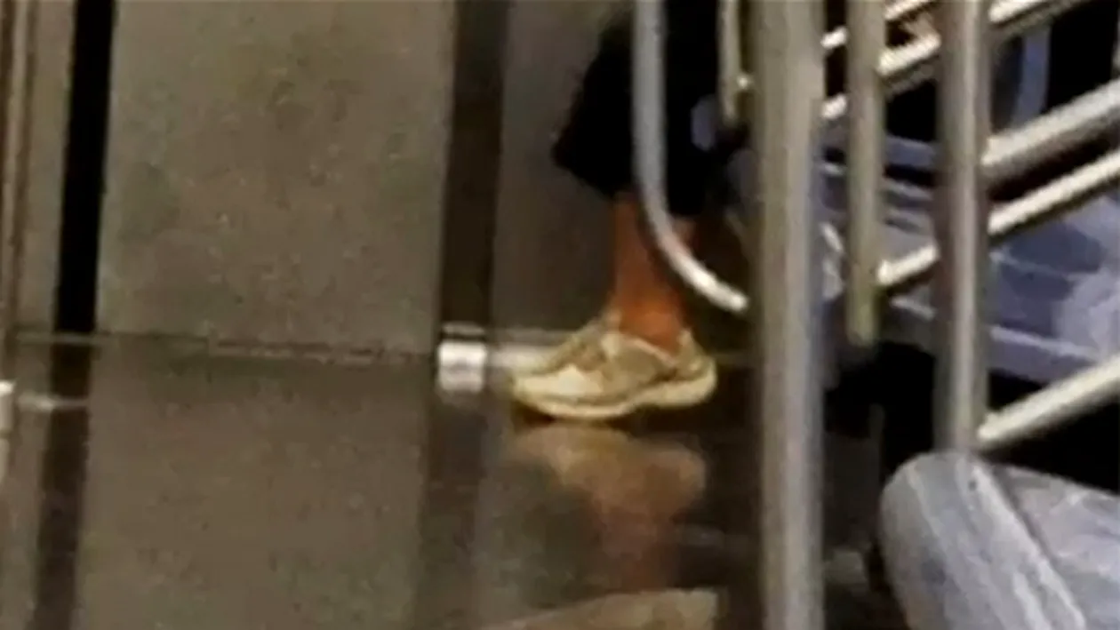 VIDEO Descoperire incredibilă într-un vagon de metrou! Călătorii au încremenit când au văzut asta: Aşa ceva e prea mult
