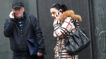 Carmen Tanase, cetatean model! Da bani la cersetori, ajuta trecatorii si ofera autografe in plina strada!