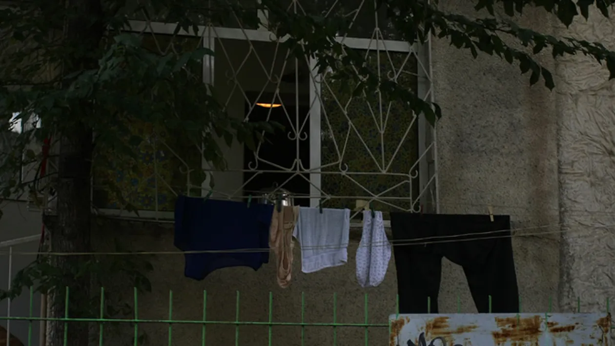 Isi face umbra cu... chilotii! Intra aici sa vezi ce cantareata celebra a oferit trecatorilor o priveliste uluitoare