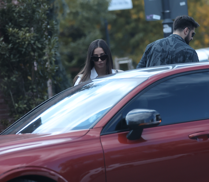 Tânăra se pregătește să intre în mașina lui Alex Leonte (SURSA FOTO: CANCAN.RO)