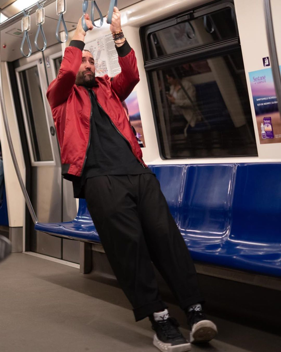 Smiley s-a apucat de... tracțiuni în metrou