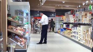 VIDEO EXCLUSIV / Nu te-ai aştepta să-l întâlneşti acolo pe milionar! Cum l-am filmat pe ”Micul Trump” al României