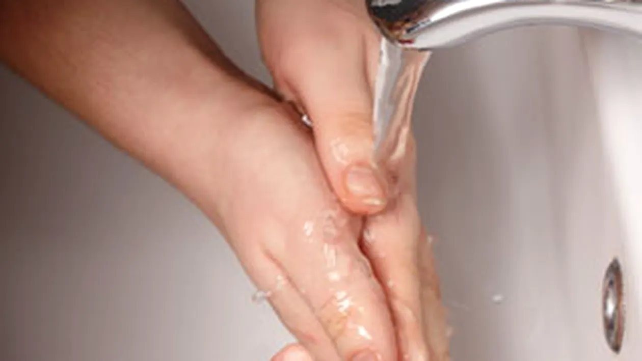 Doar jumatate dintre romani se spala pe maini dupa ce se duc la WC