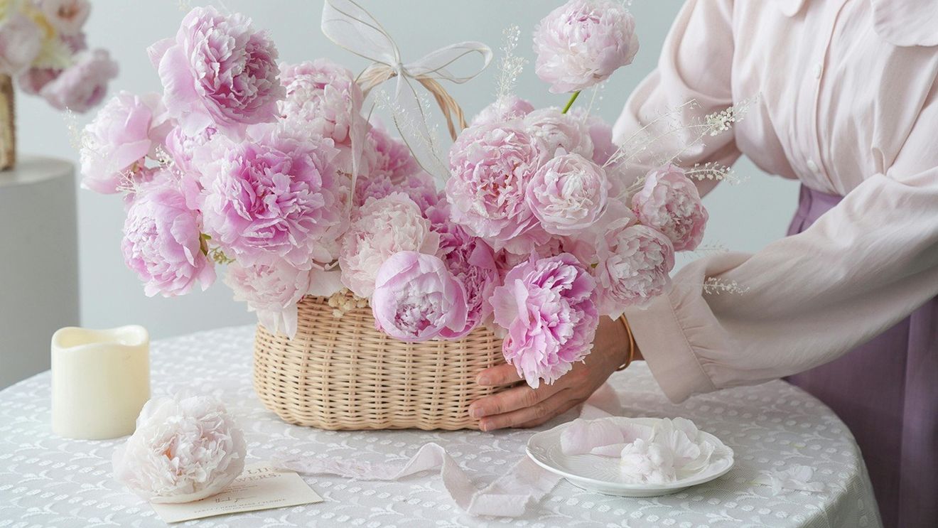 (P) Bujorul - simbol al prosperității și norocului în tradițiile românești