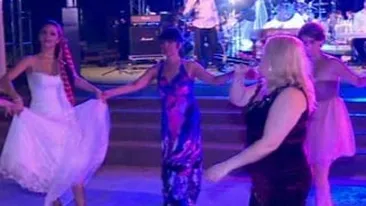 Uite ce chef de chef a fost la nunta Giuliei Anghelescu cu Vlad Huidu! Mireasa si-a unduit formele pe muzica lautarilor de la Clejani!