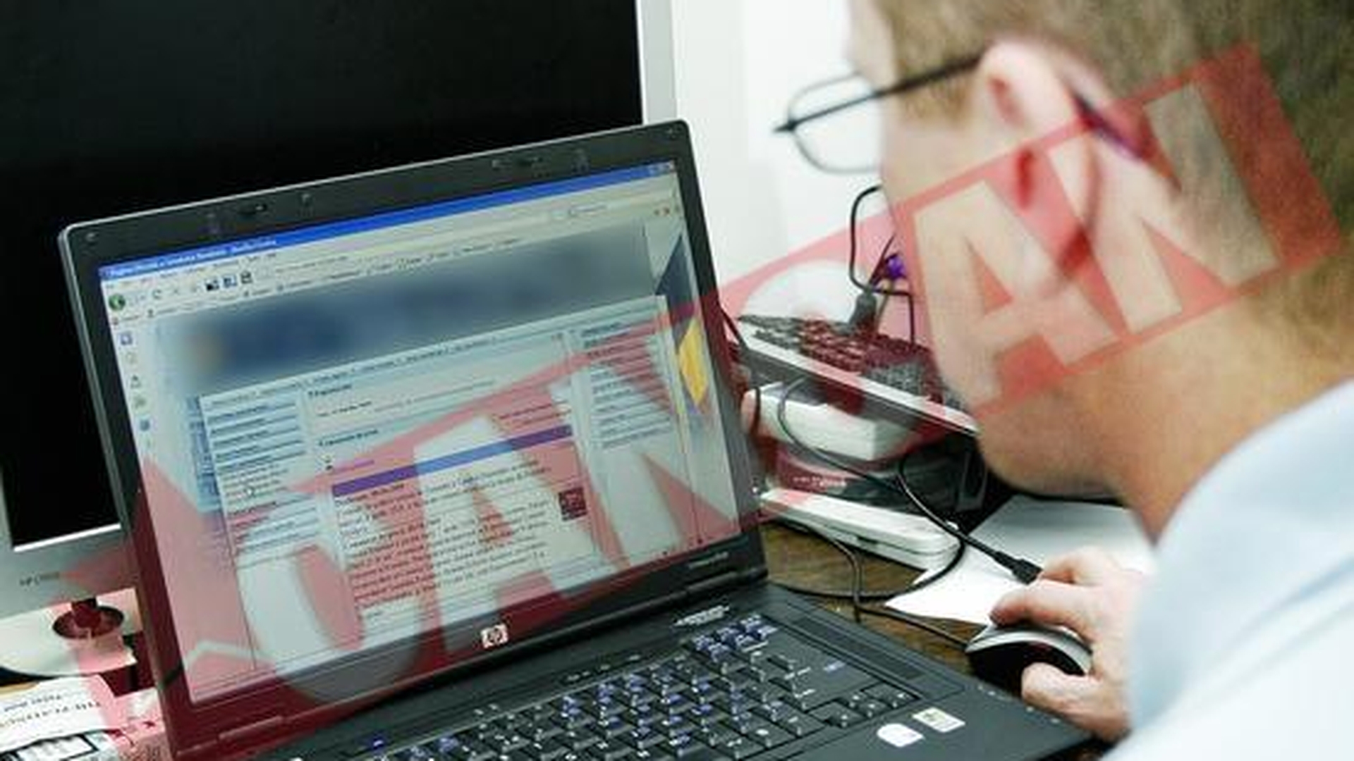 Au cumparat laptopuri ca sa "economiseasca" hartia