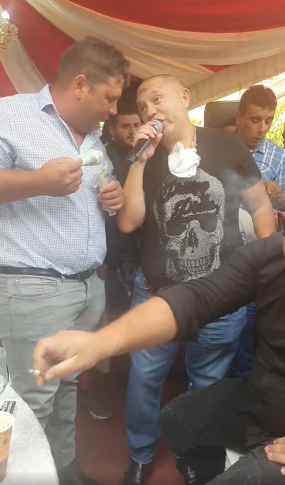 Nicolae Guță și Armin Nicoară, în mijlocul invitaților la o nuntă în Potcoava unde nu s-a ținut cont de nicio măsură împotriva noului coronavirus. S-au dat amenzi de 125.000 de lei