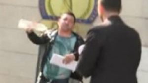 Protest extrem în Capitală! n bărbat şi-a turnat benzină pe el şi a ameninţat că-şi dă foc