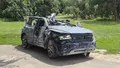 VW Touareg a supraviețuit exploziei unei rachete balistice în Ucraina. SUV-ul a pornit și a plecat pe roți după atac
