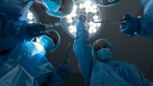 O femeie s-a trezit din comă în timp ce medicii îi prelevau organele. Cine a insistat ca donarea să continue, deși pacienta era vie