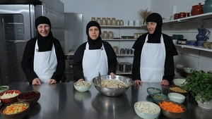 Măicuțele de la Mănăstirea Nera dezvăluie salata de post cu năut, tofu și semințe – hrană sățioasă și plină de har pentru zilele de înfrânare