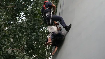 Faceti cunostinta cu alpinistii de la ISU Bucuresti! Ei salveaza si oameni, dar si pisicile speriate din copaci!