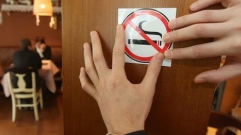 S-a dat liber la fumat! Ce trebuie să ştie toti cei care vor să îşi aprindă o tigară în spaţiile publice