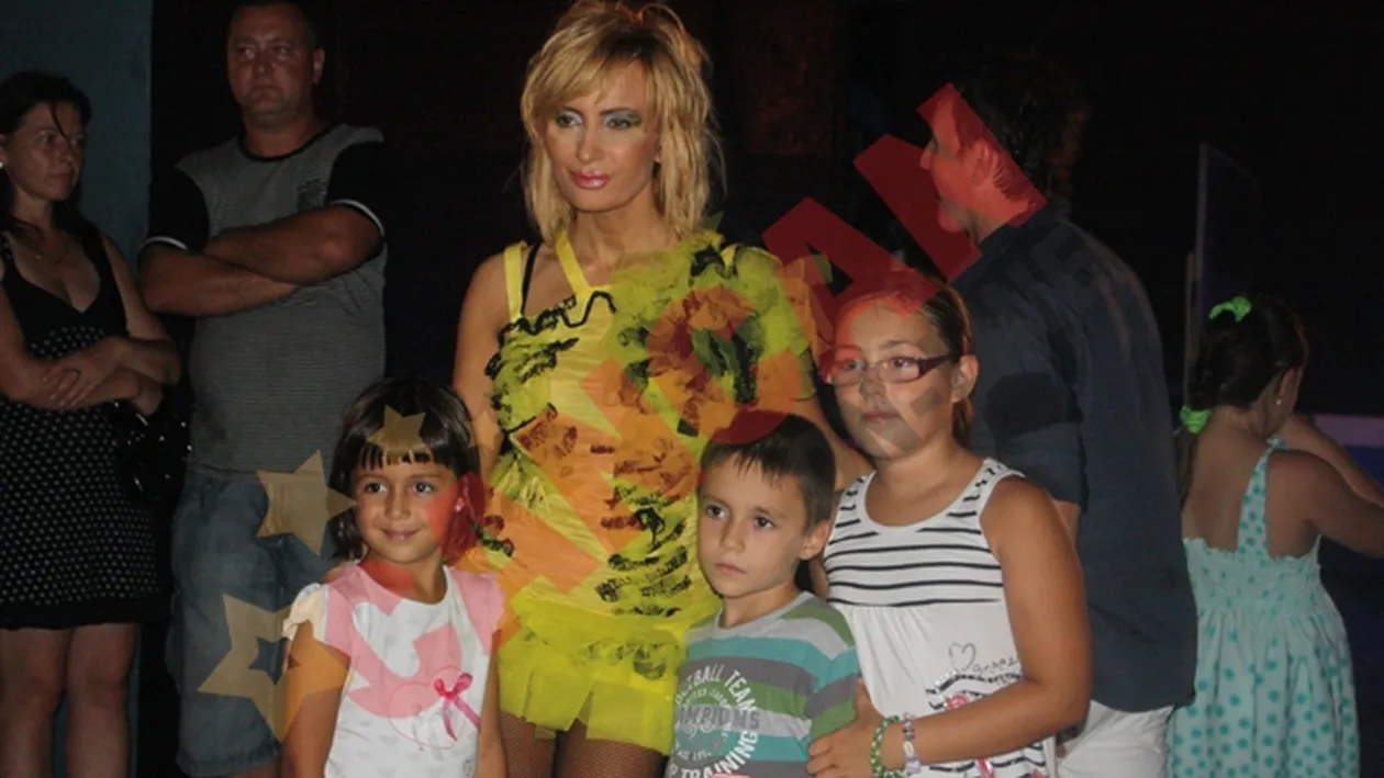 Daniela Gyorfi a ramas in picioarele goale pe scena Festivalului Mangalia