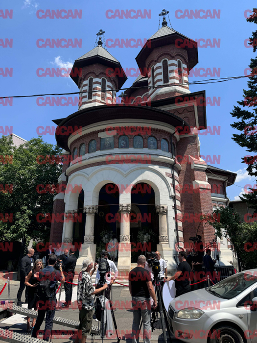 Primii invitați au ajuns la Biserica Sfântul Visarion, unde va avea loc cununia religioasă /Foto: CANCAN.RO