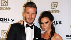 Fanii au rămas fără cuvinte! N-o să-ti vina sa crezi cate perechi de pantofi donează Victoria Beckham! Are in colectie cateva mii
