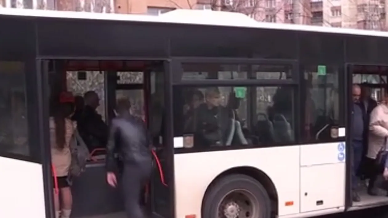 Grav incident într-un autobuz RATB. Un pensionar i-a tăiat venele unui călător!