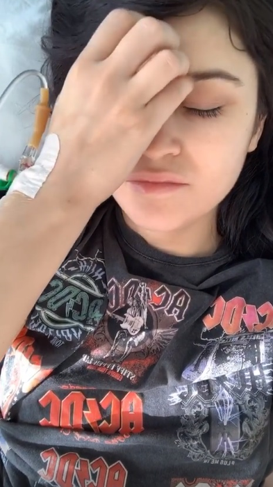 Irina Rimes, internată cu hemoragie internă şi operată de urgenţă: “Să-mi ţineţi pumnii”
