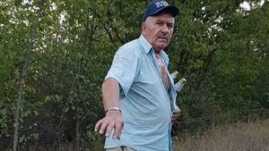 Caz șocant în Bârlad. Un bătrân de 70 de ani a fost condamnat la închisoare, după ce a răpit o minoră de 10 ani din fața unui supermarket. Voia să o batjocorească într-o pădure
