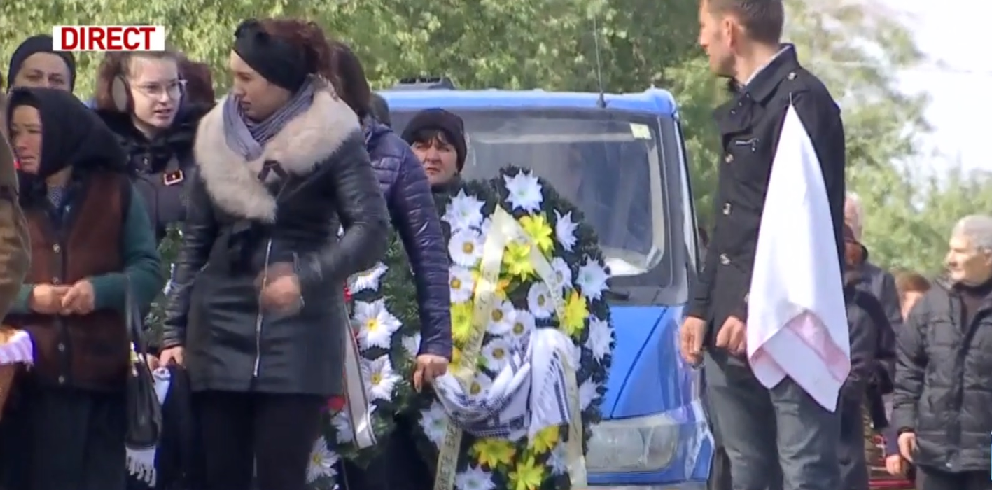 FOTO. Lacrimi și durere în localitatea Munteni-Buzău. 8 dintre victimele teribilului accident din Ialomița, conduse pe ultimul drum