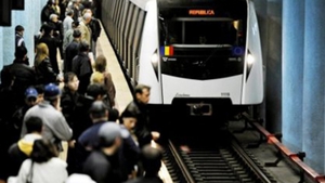 Haos in Bucuresti! Circulatia a fost blocata, dupa ce o femeie s-a aruncat in fata metroului la Piata Romana