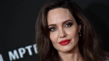 Angelina Jolie e de nerecunoscut! Primele poze cu vedeta, după ce s-a auzit că ar avea doar 35 de kg! 