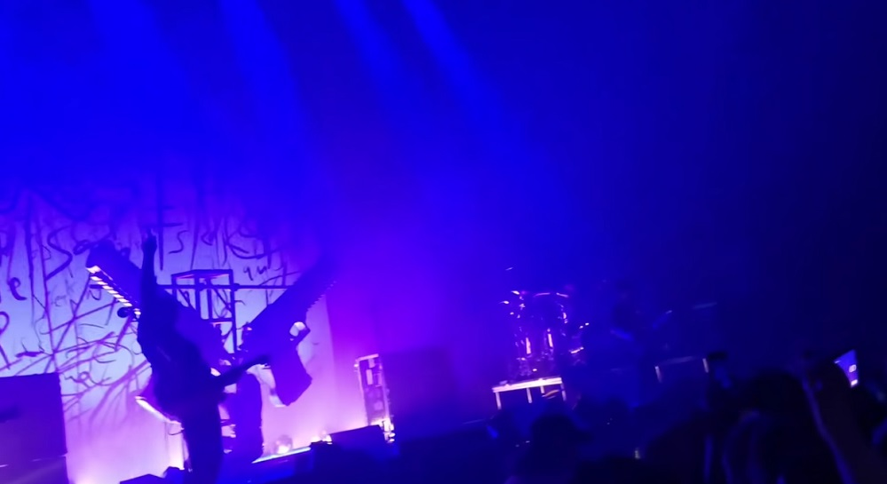 Marilyn Manson s-a prăbușit în timp ce concerta pe o scenă din Houston. Ulterior, o schelă metalică a căzut peste el