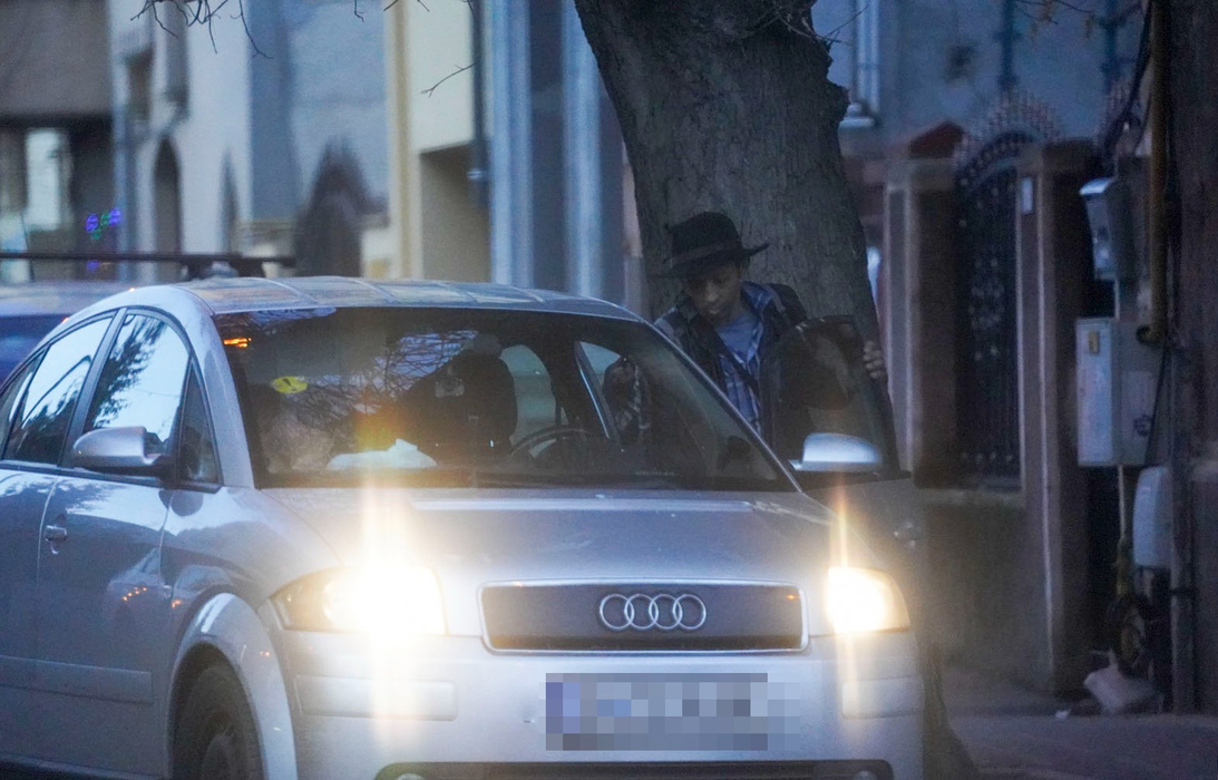Kamara a ajuns la destinație, iar asistenta va coborî din mașina lui și va lua un Uber