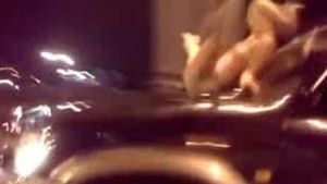Trei blonde goale excita soferii in timp ce se dezbraca pe capota unui jeep aflat in mers!