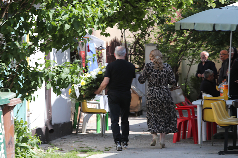 Maria Cârneci și soțul ei au intrat în curtea casei
