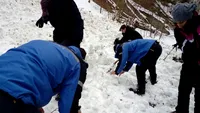 Un grup de turiști a fost surprins de avalanșă în Munții Vrancei. O femeie a murit