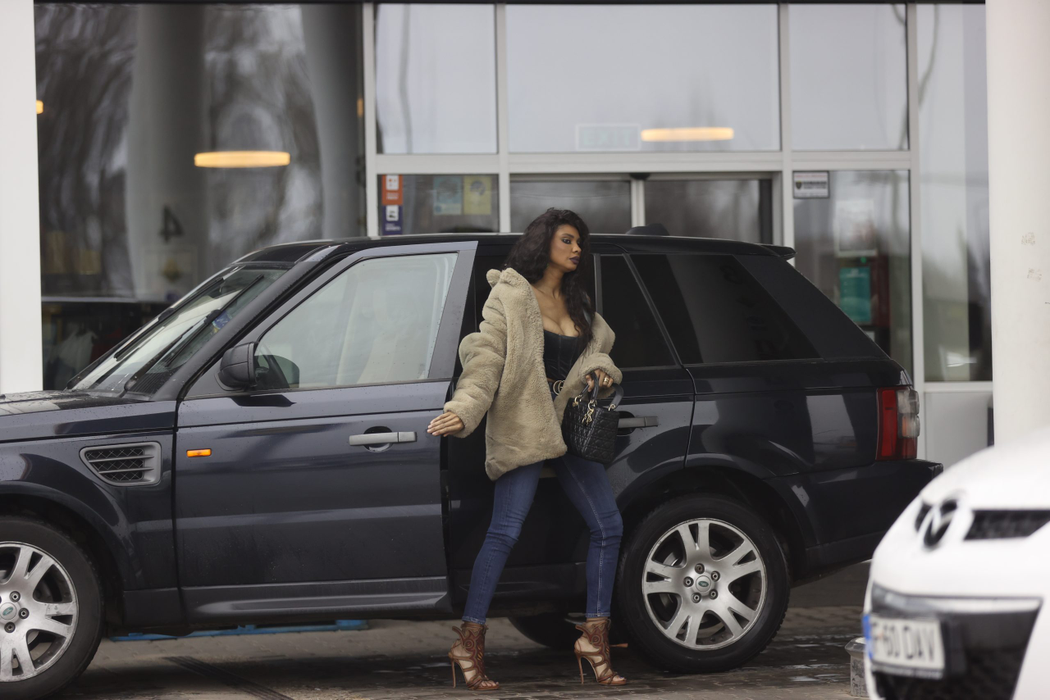 Laurette a făcut senzație la benzinărie (Foto: CANCAN.RO)