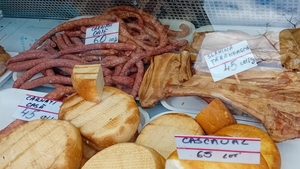 Cu câți lei se vinde 1 kg de cârnați, la Târgul de Crăciun din curtea Ministerului Agriculturii