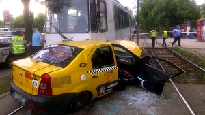 Accident teribil in Bucuresti! Un taxi a fost facut PRAF de un tramvai. Imagini CUTREMURATOARE