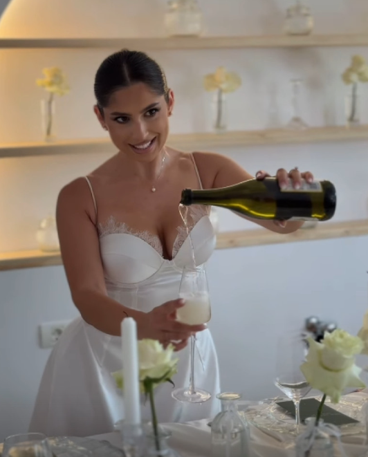 Cum a apărut soția lui Mirel Rădoi la nunta lui Florinel Coman cu Ioana Timofeciuc. O vezi rar, dar prezența ei e de milioane!