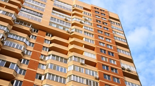 INCREDIBIL! Fetita de 4 ani a supravietuit dupa ce a cazut de la etajul al 8-lea al unui bloc